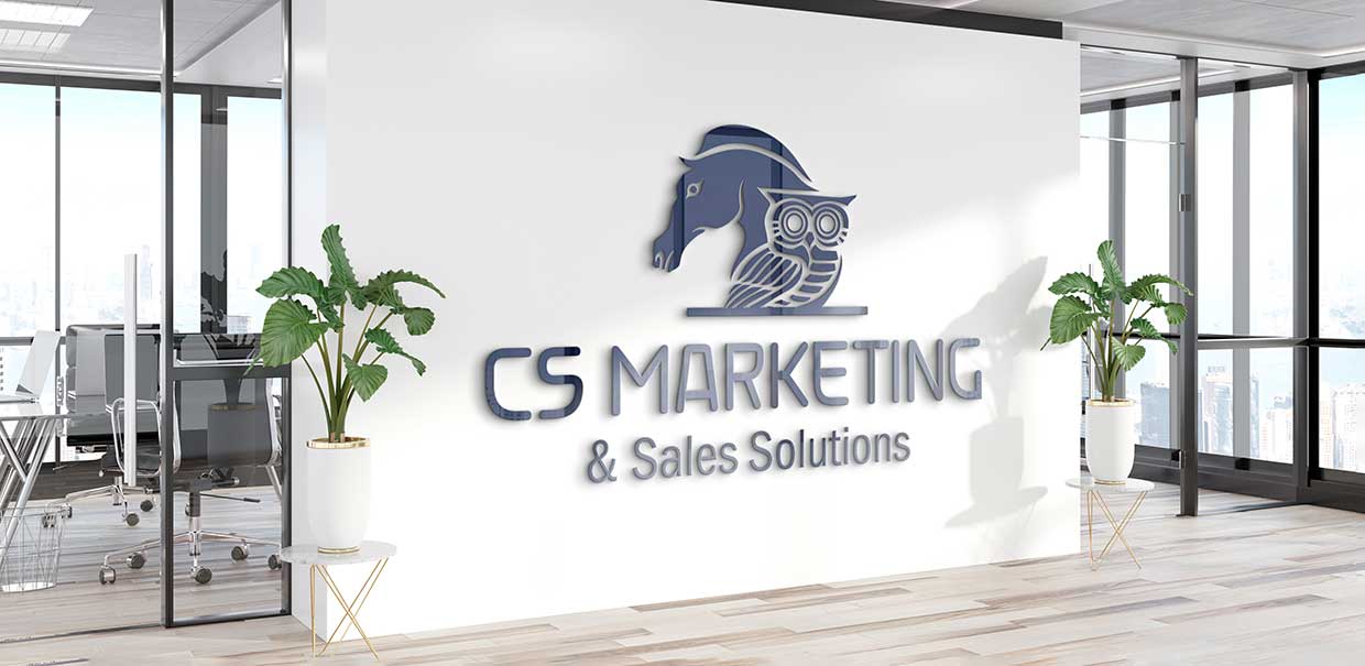 Logo als Wort- und Bildmarke in blauer Variante als 3D Motiv an einer Wand im Büro