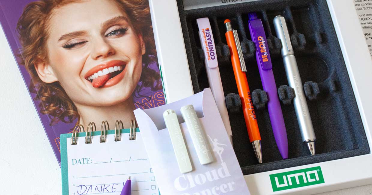 Mehrere hochwertige Kugelschreiber von uma Schreibgeräte, präsentiert in einer gestalteten Verpackung als Werbeartikel