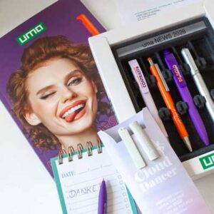 Kugelschreiber als Werbemittel im täglichen Einsatz auf einem Schreibtisch – griffbereit für Notizen und Skizzen